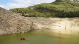 Empieza la extracción de toneladas de peces en los embalses por temor a una mortandad masiva