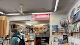 Cierra la librería Stock Llibres de la calle Comtal de Barcelona: “Mis clientes ya no pasan por aquí. Solo son turistas”