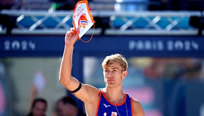 Crowd boos convicted child rapist Steven van de Velde at beach volleyball