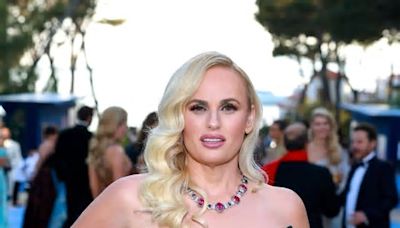 Rebel Wilson revela que un miembro de la familia real la invitó a una orgía