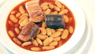 La mejor fabada del mundo se elabora en un restaurante de Avilés y se cocina a fuego lento en una olla ferroviaria