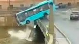 Rusia: un autobús cayó al río en San Petersburgo y murieron siete personas