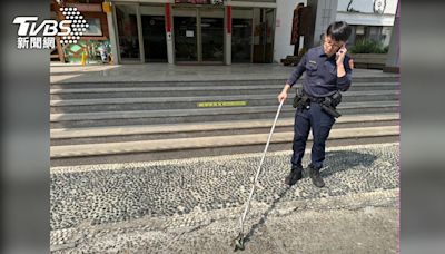 震後蛇出沒！花蓮警超淡定 一手電話一手捕獲2公尺長蛇