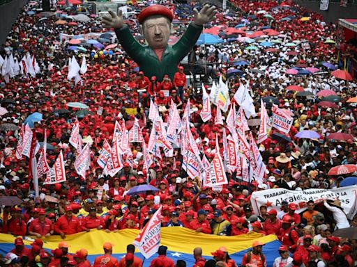 Maduro mantiene salario mínimo congelado en Venezuela, pero sube ingreso básico vía bono