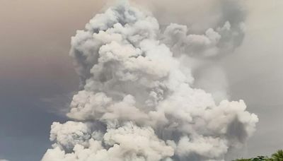 印尼東部伊布火山再次噴發 續維持最高警戒級別