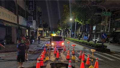 深夜雨灌高雄道路現1公尺坑洞 台水管線破裂搶修中 - 生活