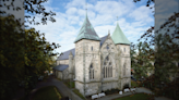 Descubren tesoros enterrados en una catedral noruega, ocultos por 500 años