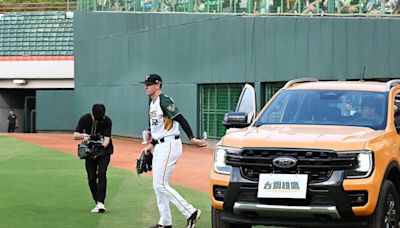 1顆紅氣球、1台皮卡車 台鋼雄鷹主場「新哏」有好康