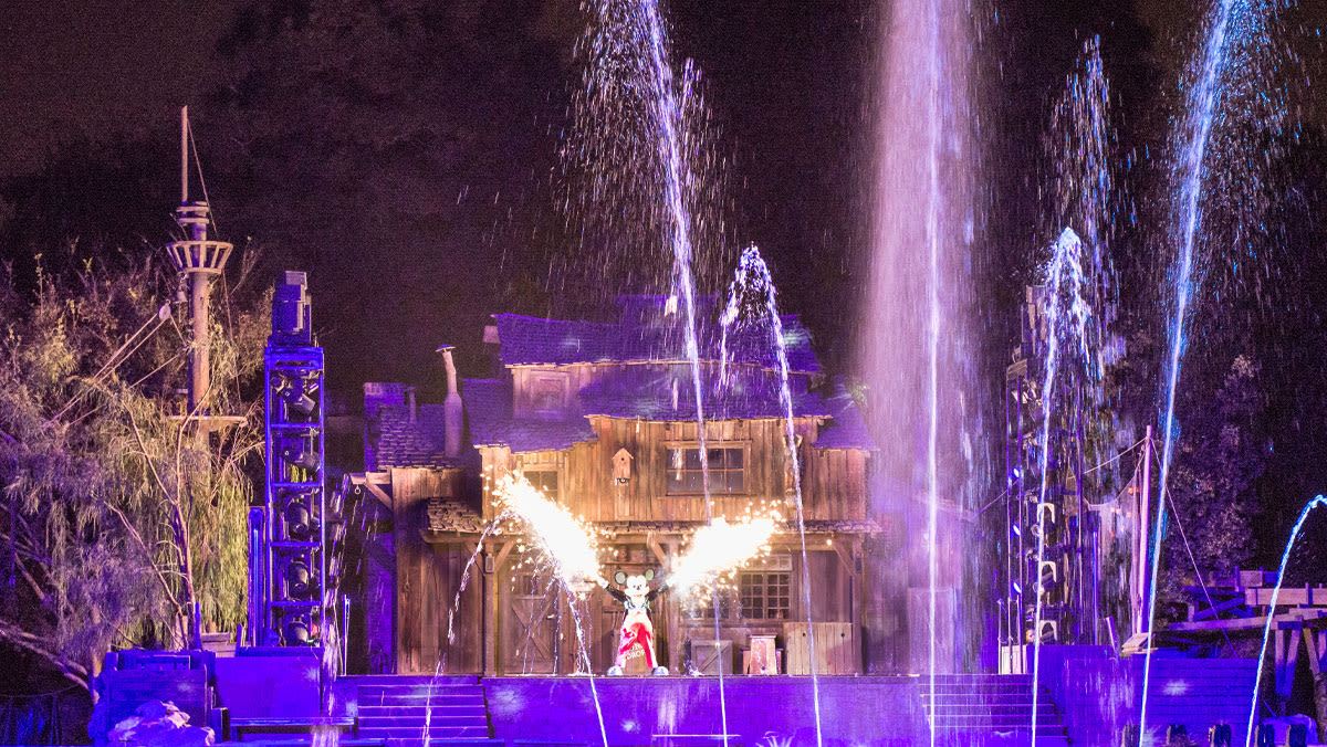 Disneyland’s Fantasmic! Returns One Year After Show’s Giant Dragon Caught On Fire