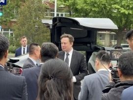 Elon Musk抵達北京 與中國貿促會會長任鴻斌會面