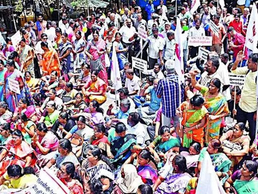 Aided College Teachers Protest for CAS Benefits Disbursal | Madurai News - Times of India
