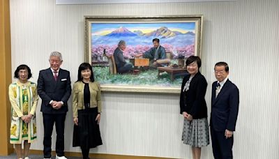 油畫描繪李登輝與安倍晉三天國對弈 安倍故鄉釀酒商倍受感動 | 政治 | Newtalk新聞