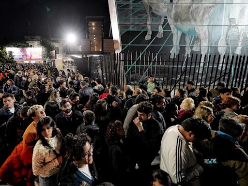 Con entrada gratuita hasta la medianoche, estalló de público la Feria del Libro