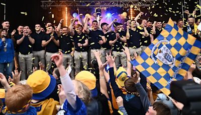 Joyous scenes in Ennis as Clare GAA heroes celebrated by thousands at homecoming