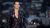 Iván de Pineda desfiló para Versace y causó furor en las redes sociales