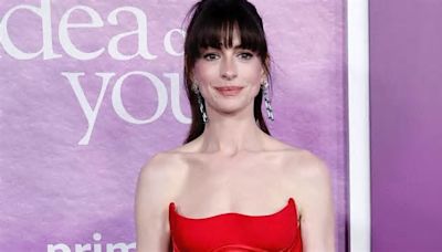 Anne Hathaway arrasa Nueva York con impresionante vestido rojo strapless de Versace