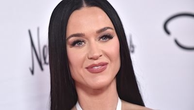 Katy Perry acapara las miradas en París con una provocativa cazadora que tiene truco