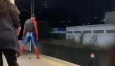 Vídeo: 'Homem-Aranha' é atacado e joga agressor nos trilhos do metrô