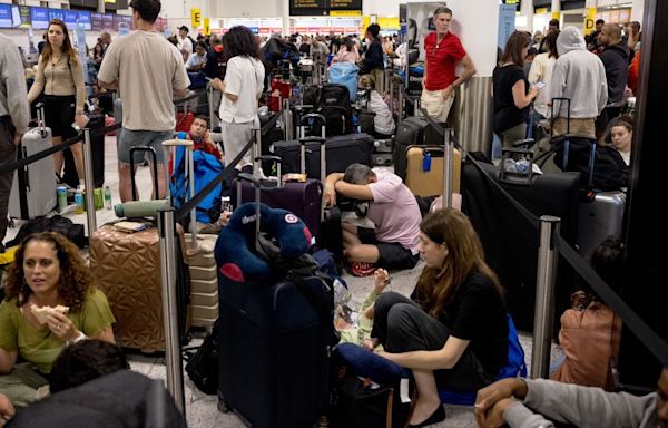 Which airports and airlines have been affected by the outages?