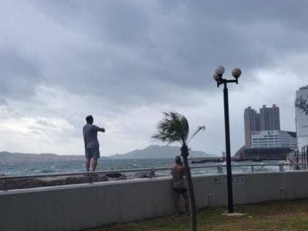 市民颱風天追風逐浪不聽勸喻 當局將果斷執法或提檢控