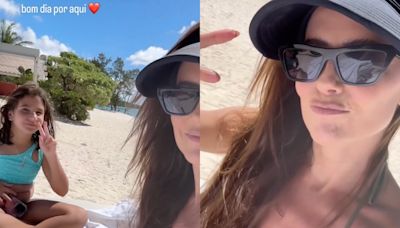 Curtindo praia, Deborah Secco renova o bronzeado e se refresca com sorvete na companhia da filha; vídeo