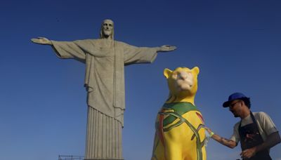 Onça é pintada aos pés do Cristo Redentor; outras esculturas do felino estão no Arpoador; veja fotos