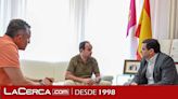 David Céspedes le presenta al presidente de la Diputación el libro "La División Azul en la provincia de Ciudad Real"