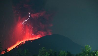 Centenas de pessoas são evacuadas devido a erupção vulcânica na Indonésia