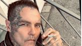 Ex-participante do reality 'Celebrity Rehab', cantor americano Shifty Shellshock morre aos 49 anos