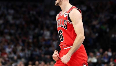 Bulls G Alex Caruso collects NBA's Hustle Award