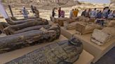 ¡Sorprendente hallazgo! Descubren más de 200 sarcófagos y 150 estatuas en Egipto