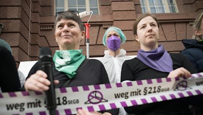 Las trabas persistentes para abortar en Alemania: tres días de reflexión y la búsqueda de un médico dispuesto a practicarlo