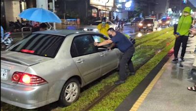 高雄大雨視線不明 小客車「卡輕軌」動彈不得