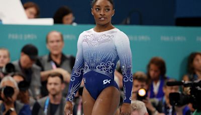 Simone Biles cae de la barra de equilibrio y no logra el oro por primera vez en París