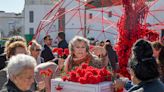 Unas 5.500 flores rojas y clima de fiesta para celebrar el centenario de Lola Flores