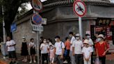 Varias ciudades chinas adoptan restricciones de COVID mientras millones de personas siguen confinadas