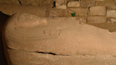 Encuentran habitación escondida con un sarcófago, en tumba llena de arena en Egipto