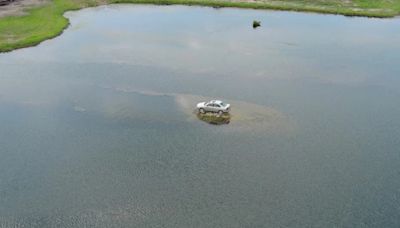 Isla Volvo: la historia de un coche abandonado en un trozo de tierra en medio de un lago con un extravagante propósito