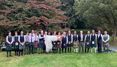 Bagpipes, ceilidh and tartan for wedding at Ventnor Botanic Garden