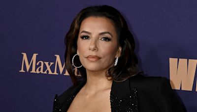 Eva Longoria, épaules dénudées et robe fendue, joue la carte du vintage