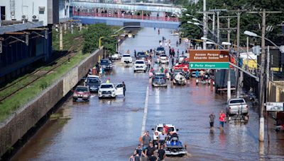 Força-tarefa recolhe tambores de produtos químicos depois da inundação em Canoas | GZH