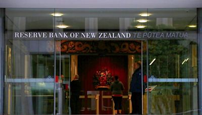 New Zealand central bank maintains cash rate, signals potential for future easing