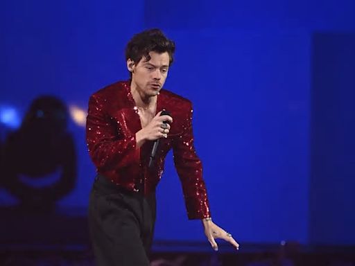 Condenan a prisión a una mujer que acosaba al cantante Harry Styles: llegó a enviarle más de 8.000 cartas en un mes