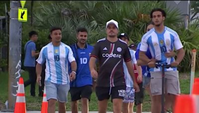 Fanáticos apoyan a las selecciones de Argentina y Perú en la Copa América