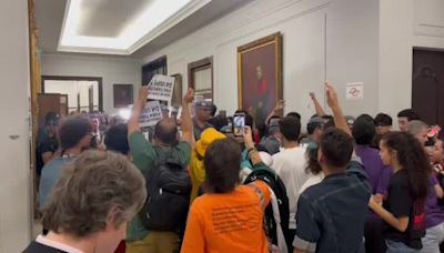 Estudantes da USP protestam contra presença do governador Tarcísio na Faculdade de Direito, durante posse de procurador-geral