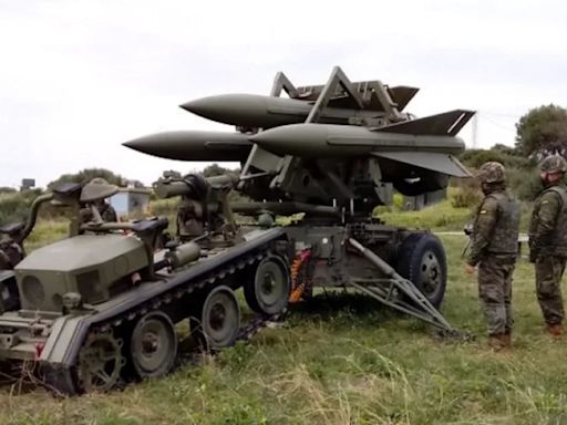 Robles promete a Ucrania una batería de misiles Hawk “plenamente operativa” de cara a septiembre