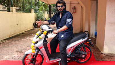 Bollywood actor Arjun Kapoor buys EV scooter: Netizens say it’s ‘good choice’ for him; here’s why | Today News