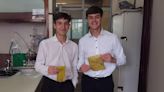 Dos estudiantes crearon bolsas plásticas con cáscaras de cítricos para reducir los residuos del agro