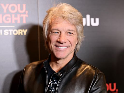 Jon Bon Jovi is praised for talking woman off the ledge of a bridge. Mental health experts say it's well deserved.