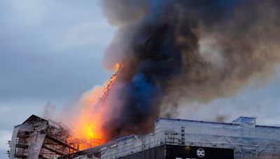 Un incendio arrasó un histórico edificio en Dinamarca - Diario Hoy En la noticia